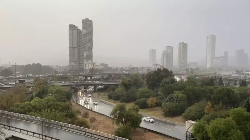 İzmir'i Vuran Sağanak: Şehir Sular Altında! Sokaklar Irmak Oldu