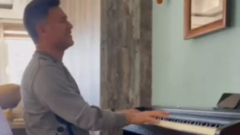 İzzet Yıldızhan Piyanoda Fırtına Estirdi: '10 Yıl Daha Böyle Çalacağım' Dedi!