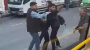 Kağıthane'de Minibüs Kavgası Kameralara Böyle Yansıdı: 'Sen Öldün' Nidalarıyla Tekmeli Tokatlı Arbede