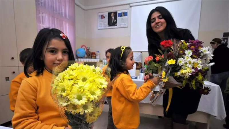 2025 Öğretmenler Günü Ne Zaman? Hediye Önerileri ve Tarihçe