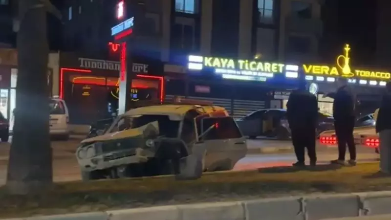 Adana'da Otomobil TIR'a Arkadan Çarptı: Kaza Anı Kamerada!