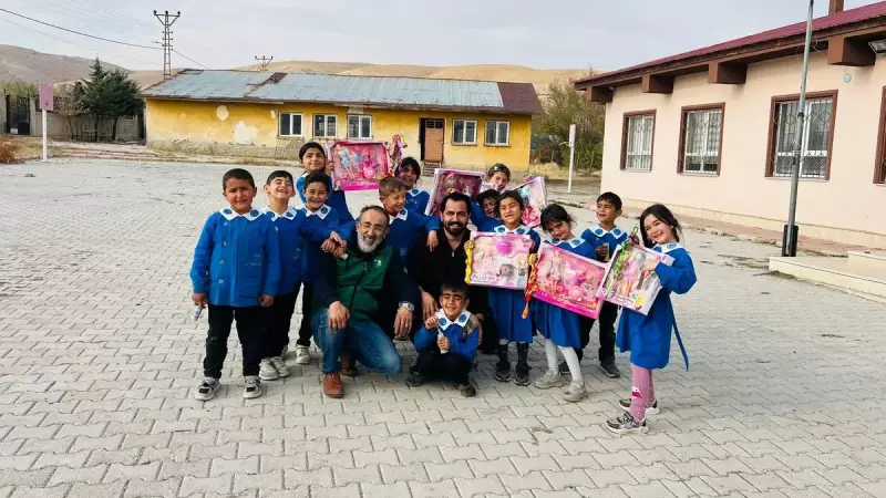 Afşin'de Depremzede Çocukların Atatürk Sevgisi Ödüllendirildi