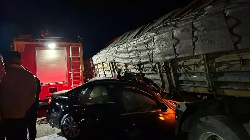 Afyonkarahisar'da Tır ile Otomobil Çarpıştı: 1'i Çocuk 2 Kişi Hayatını Kaybetti