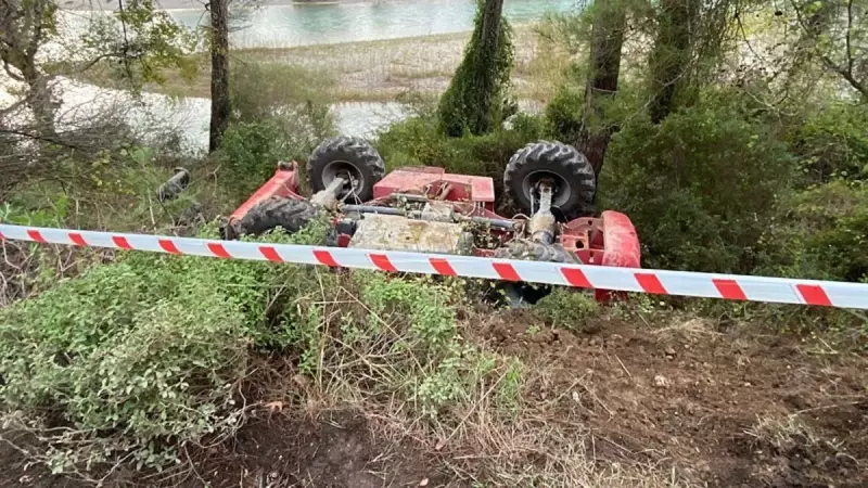 Antalya'da İş Makinesi Şarampole Yuvarlandı: Operatör Yaralı