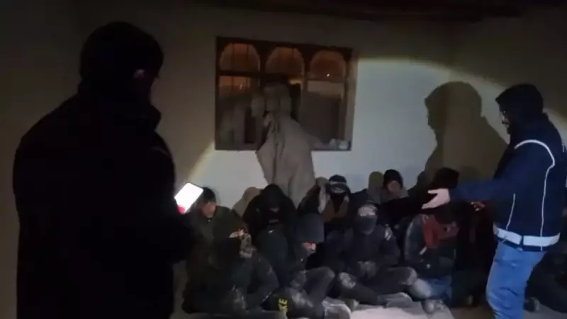 Ağrı'da 14 Düzensiz Göçmen Yakalandı: 2 Kaçakçı Tutuklandı