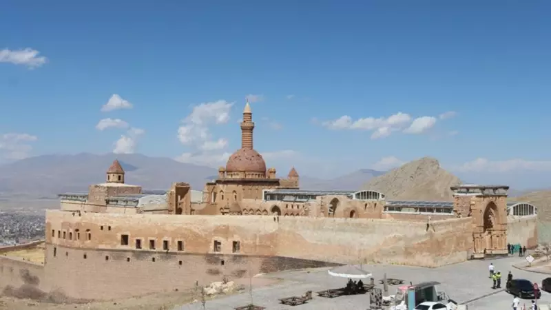 Ağrı'daki İshak Paşa Sarayı Ara Tatilde Ziyaretçi Akınına Uğradı
