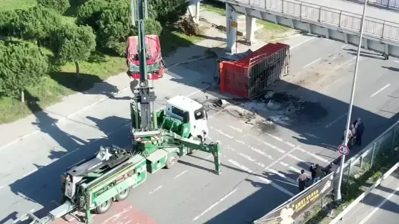 Avcılar'da TIR Üst Geçide Çarptı: 2 Yaralı, Yıkım Kararı