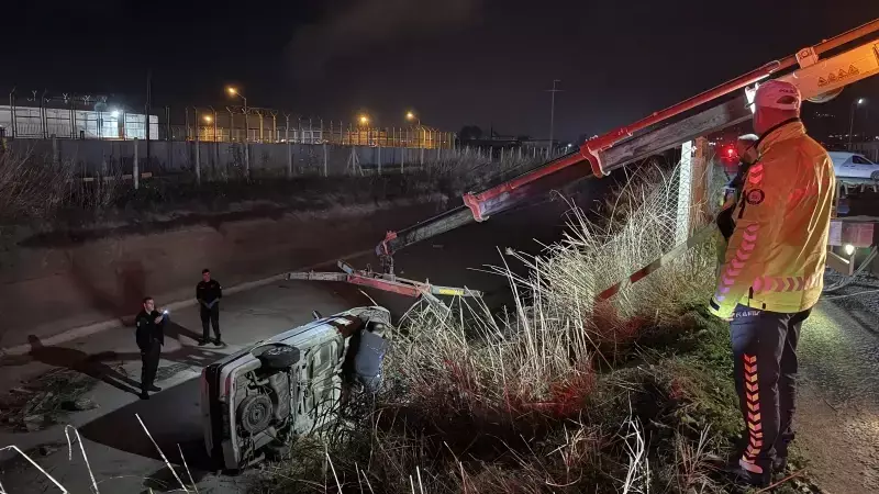 Aydın'da Sulama Kanalına Devrilen Otomobilde 2 Yaralı