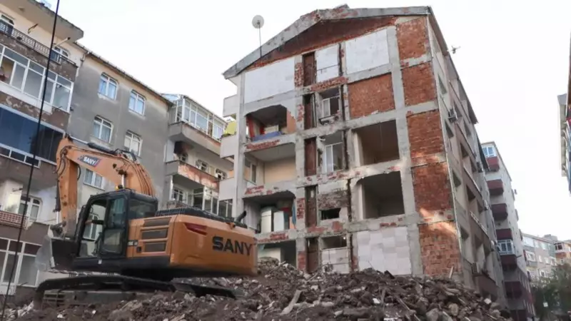 Bahçelievler'de 40 Yıllık İnşaat Skandalı: İki Apartman Tek Duvar Kullanmış