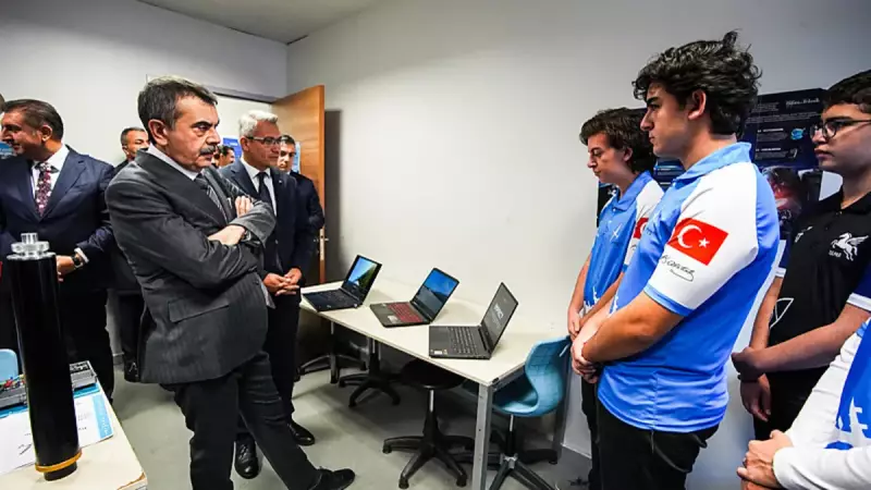 Bakan Tekin, İHA ve Roket Geliştiren Öğrencileri Tebrik Etti