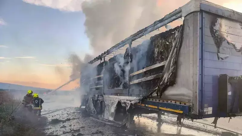 Balıkesir-Bandırma Karayolunda Tır Yangını: 16 İtfaiyeci Müdahale Etti