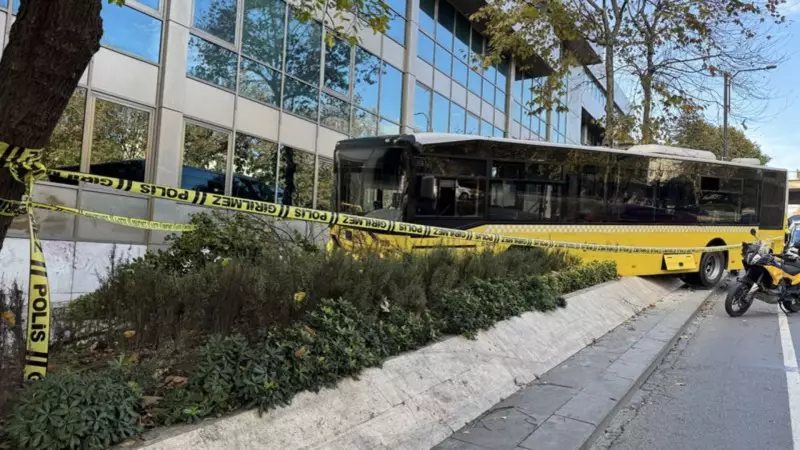 Beşiktaş'ta Şoförü Kalp Krizi Geçiren Otobüs Kaldırıma Çıktı