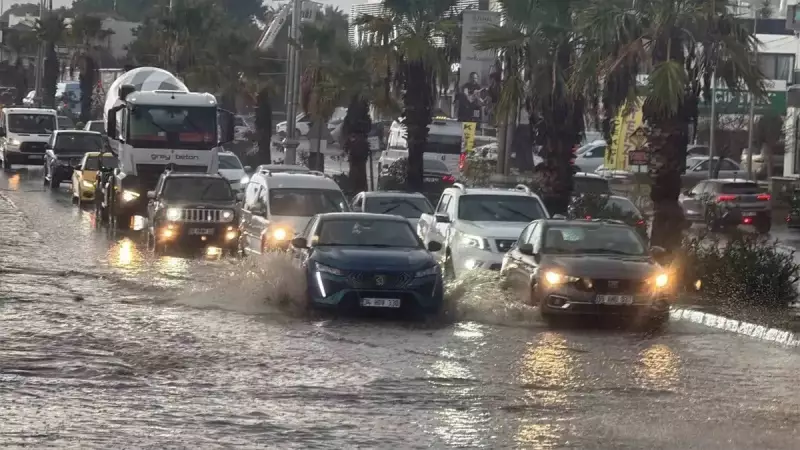 Bodrum'da Sağanak Felç Etti: Cadde ve Sokaklar Göle Döndü