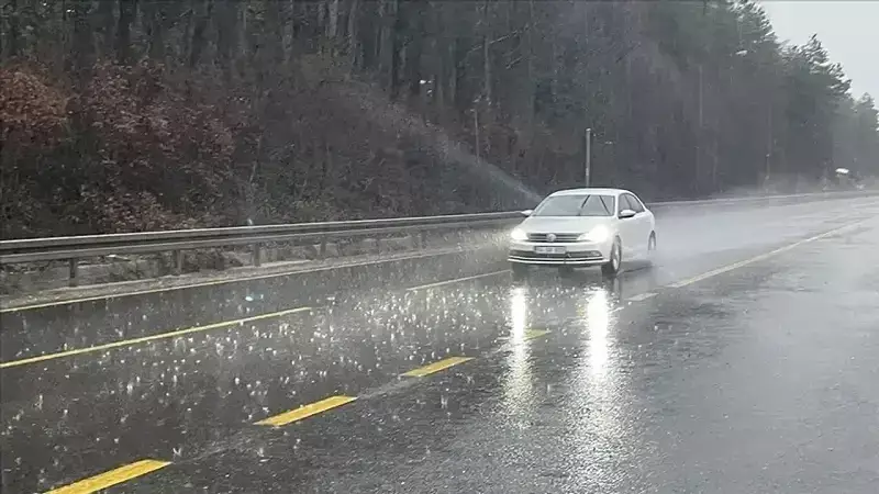Bolu Dağı'nda Sağanak Etkili: Görüş Mesafesi Düştü, Sürücüler Dikkat!