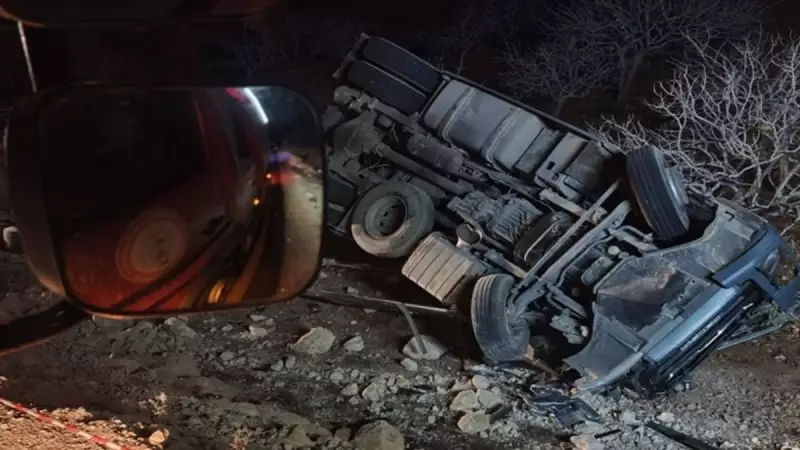 Bozova'da Gübre Yüklü TIR Devrildi: 65 Yaşındaki Sürücü Hayatını Kaybetti