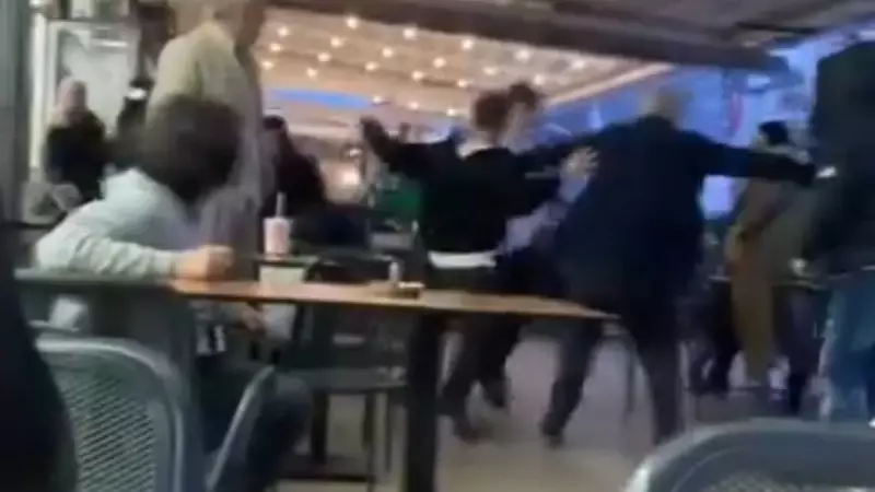 Bursa'da kafe kavgası: Gençlerin yumruk ve tekmeleri kamerada