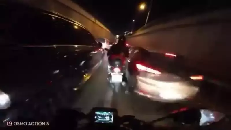 Bursa'da Yoğun Trafikte 2 Motosiklet Çarpıştı: Korkutan Anlar Kask Kamerasında