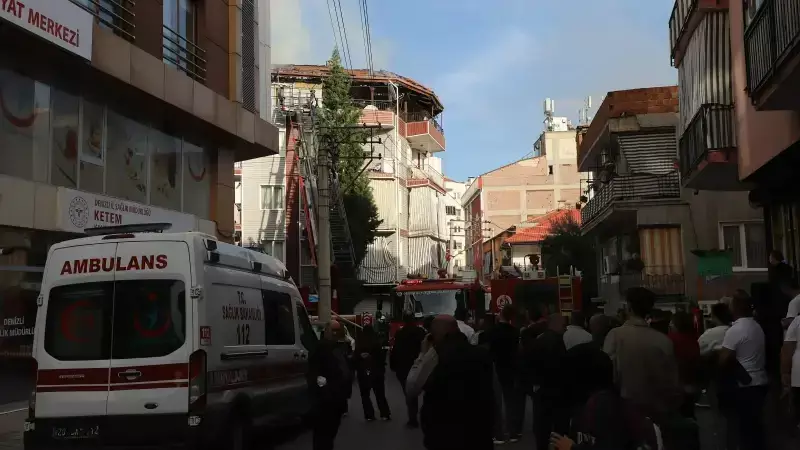 Denizli'de Çatı Katında Çıkan Yangın İki Kişiyi Etkiledi! Dumandan Zehirlenme Tehlikesi