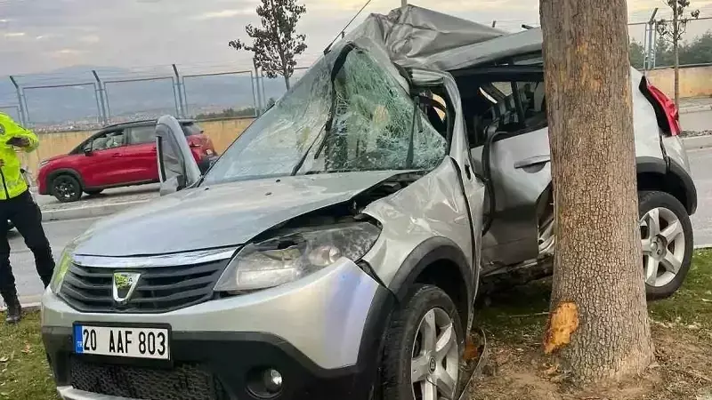 Denizli'de Genç Sürücü Hayatını Kaybetti: Otomobil Ağaca Çarparak İkiye Büküldü