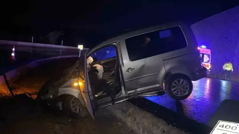 Düziçi'de Yağmurda Kontrolden Çıkan Araç Trafik Levhalarına Çarptı: 2 Yaralı