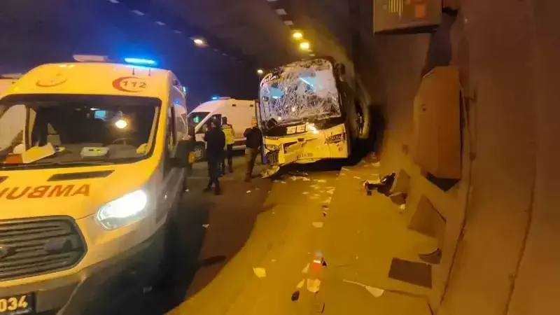 Düziçi'nde Otobüs ile Tır Çarpıştı: 5 Yaralı