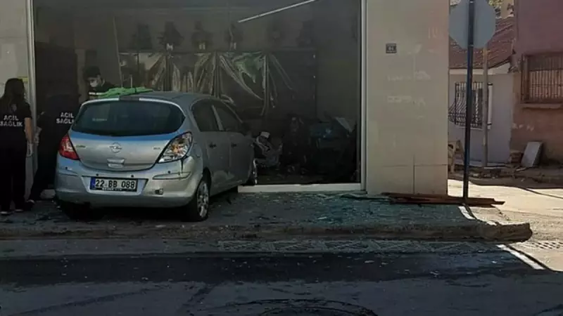 Edirne'de Feci Kaza! Otomobil Ekmek Fırınına Girdi, 4 Kişi Yaralandı