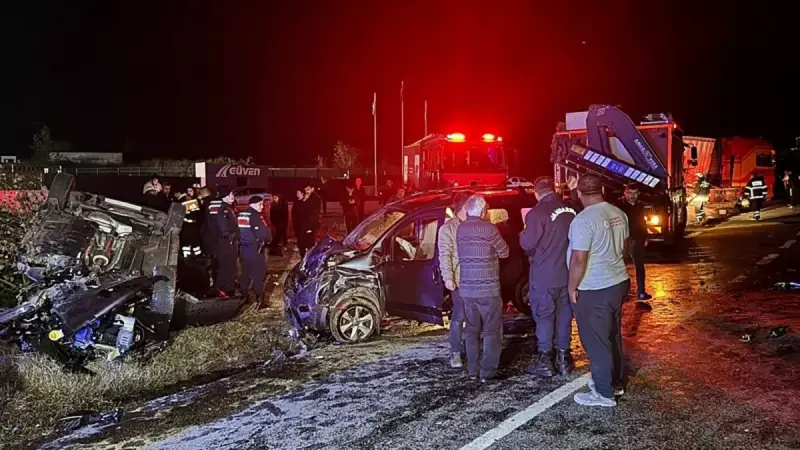 Edirne'de Feci Tır Kazası: İki Tır ve Üç Otomobil Birbirine Girdi, Ölü ve Yaralılar Var