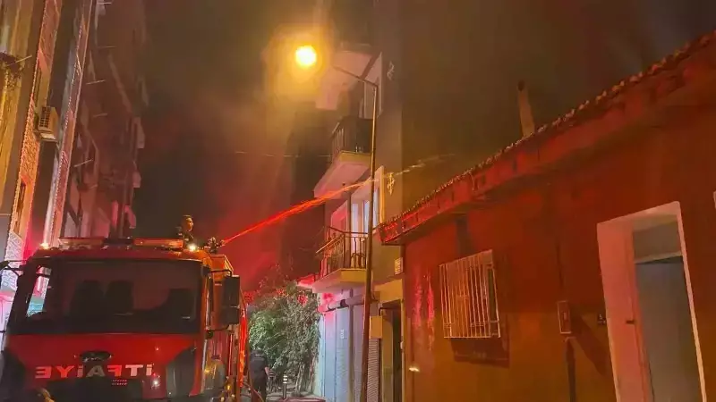 Efeler'de Çıkan Yangın Yaşlı Kadını Evsiz Bıraktı