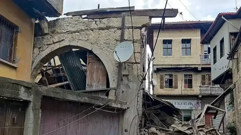 Şehitkerim'de Yangın Sonrası Çökme: Sokak Kapatıldı