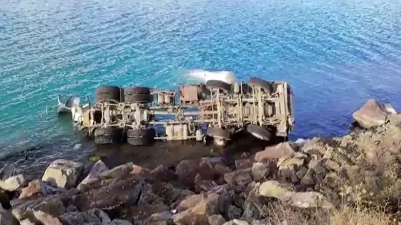 Elazığ'da İnanılmaz Kaza: Beton Mikseri Gölün Sularına Gömüldü!