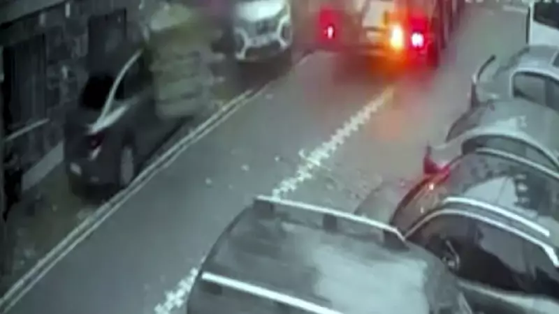 Esenyurt'ta Tır Dorsesinden İş Makinesi Devrildi: 2 Araç Hasar Gördü