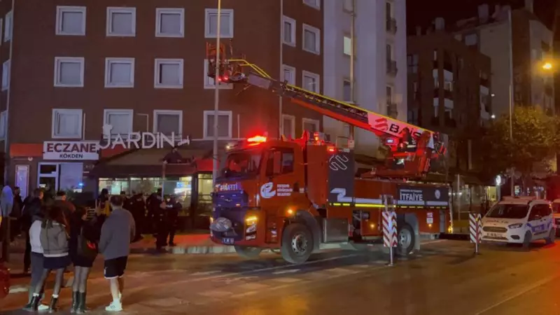 Eskişehir'de Genç Adam 2. Kattan Düştü, Kafe Tentesinde Mahsur Kaldı