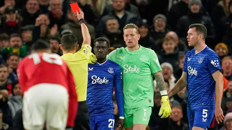 Everton'da Skandal: Gueye Takım Arkadaşına Tokat Attı, Kırmızı Kart Gördü!