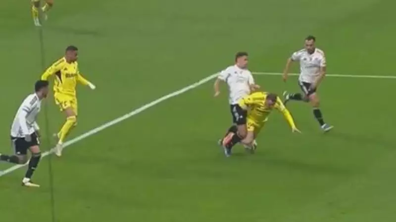 Fenerbahçe Derbide Penaltı İsterken Hayal Kırıklığına Uğradı! Hakem Kararı Tribünleri Ayağa Kaldırdı