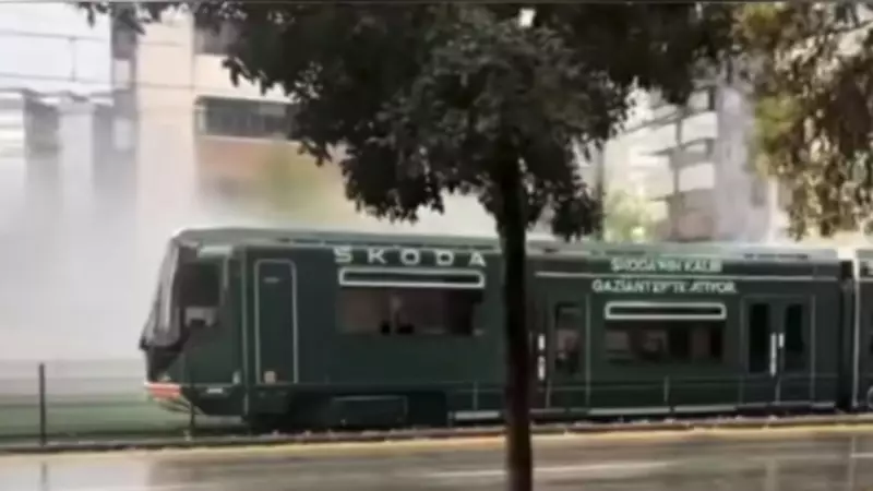 Gaziantep'te Seyir Halindeki Tramvaya Yıldırım Düştü: Panik Anları