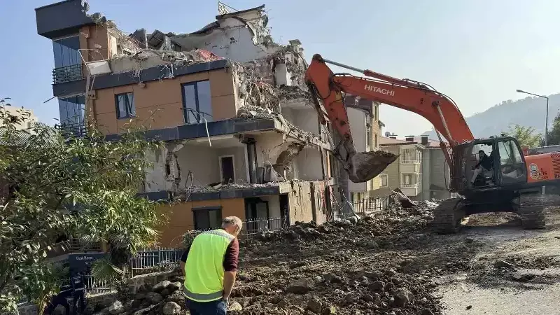 Güzelyalı'da Zemin Kayması: 2 Bina Tahliye Edildi, 5 Katlı Bina Yıkılıyor