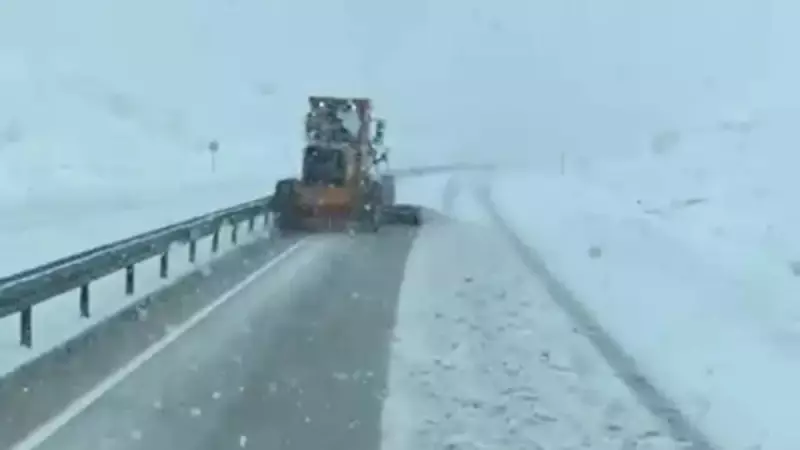 Hakkari'de Kar Mücadelesi: 4 Ana Yol İçin Gece Gündüz Çalışma