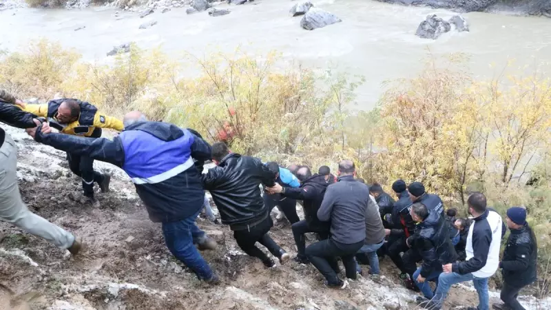 Hakkari'de Korkutan Kaza: Kamyonet 200 Metreden Zap Suyu'na Yuvarlandı, 4 Yaralı