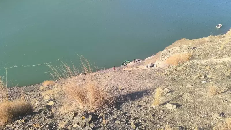 Hakkari'de Otomobil Baraj Gölüne Uçtu: 2 Ölü, 1 Kayıp