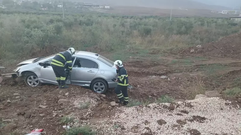 Hatay'da Otomobil Zeytin Bahçesine Uçtu: Sürücü Kurtarıldı