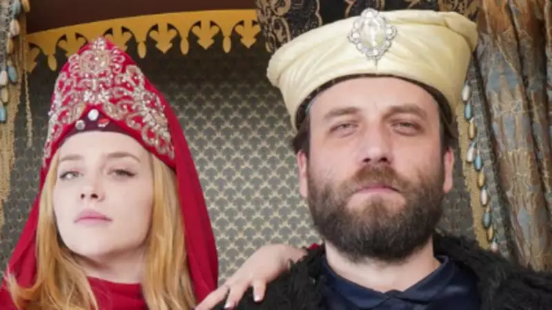 Hayal Köseoğlu ve Nezir Çınarlı'dan Osmanlı Temalı Aşk Pozları