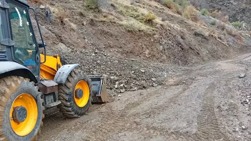 Heyelan Nedeniyle Kapanan Köy Yolu Ulaşıma Açıldı