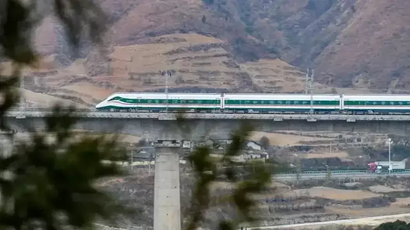 Çin'de Tren Kazası: 11 İşçi Hayatını Kaybetti