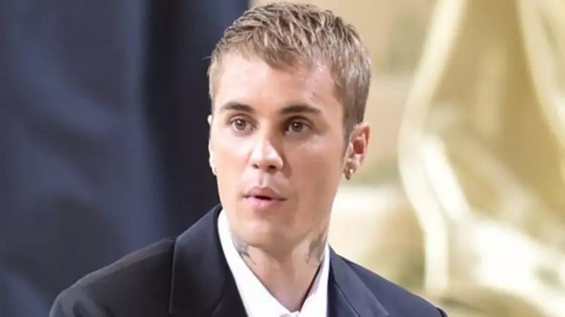 Justin Bieber Yol Kenarında Yardıma Muhtaç Genç Şarkıcıya Destek Oldu
