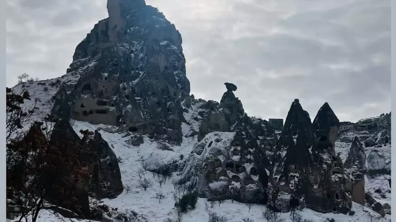 Kapadokya'da İlk Kar Büyüledi: Peribacaları Beyaza Büründü