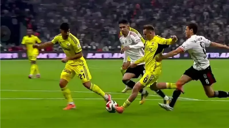 Kerem Aktürkoğlu'nun Yerde Kaldığı O Pozisyon: Penaltı mıydı, Değil miydi? Taraftarlar Ateş Çemberinde!