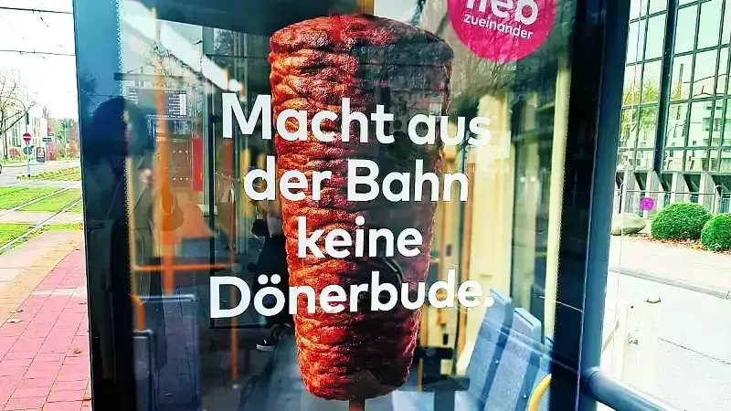 Köln'de 'Dönerciye Çevirmeyin' Afişleri Türk Toplumunu Kızdırdı