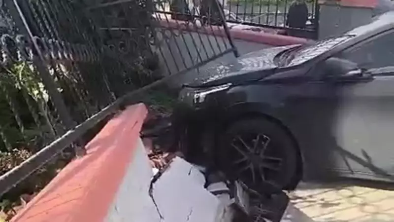 Kocaeli'de El Freni Unutuldu: Otomobil Duvara Çarptı!