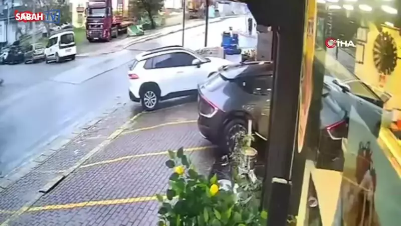 Kocaeli'de Kontrolden Çıkan Cip Şarküteriye Daldı: Saniyelerle Kurtuluş Anı Kameralarda