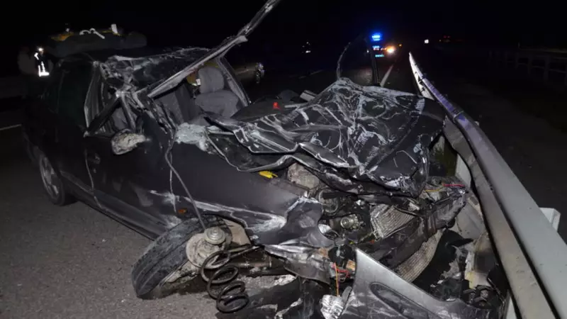 Kütahya'da Feci Kaza: Otomobil Tırın Arkasına Girdi, 1 Kişi Hayatını Kaybetti